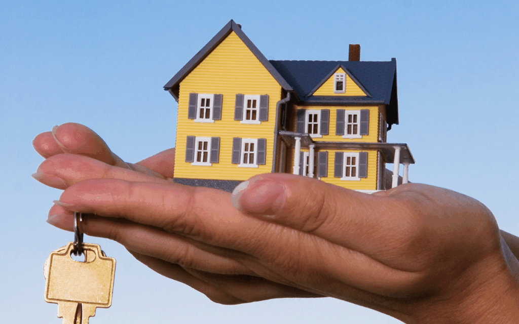 Administrador entregando llaves de una finca en Pineda de mar