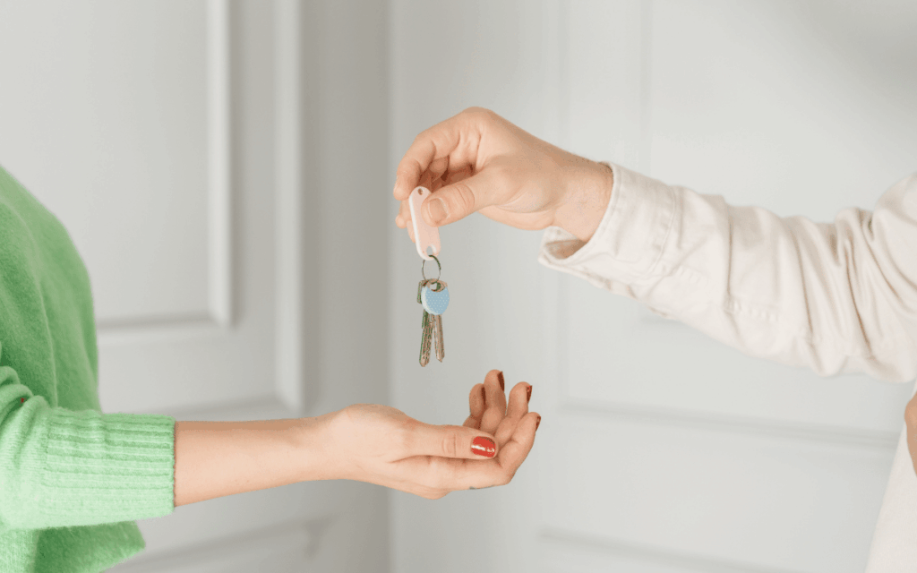 Momento de entrega de llaves en comunidad gestionada en Pineda de mar