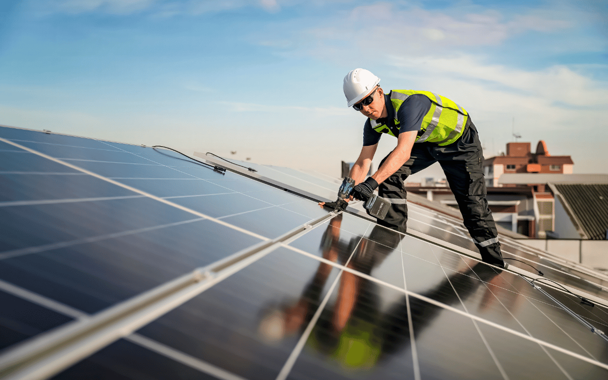 Sistema de energía solar fotovoltaica en comunidad de propietarios con mantenimiento profesional en Pineda de Mar